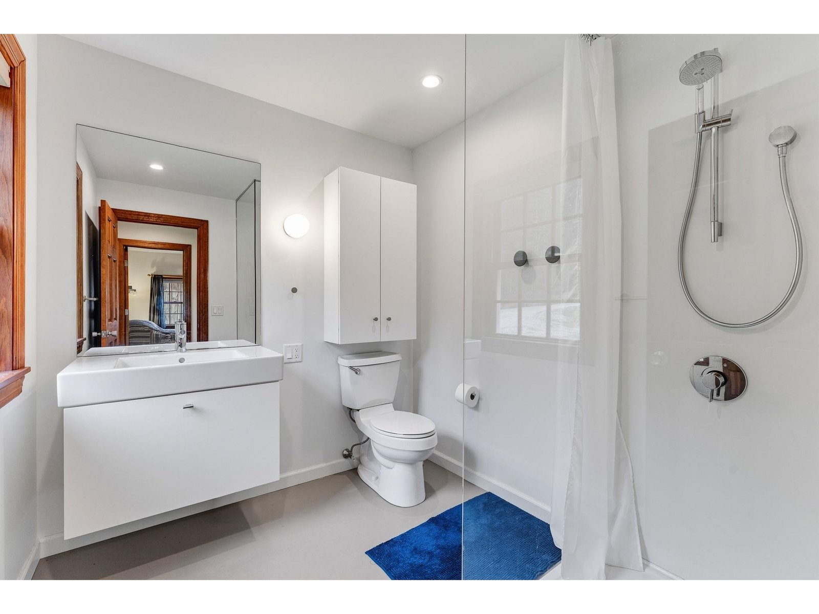 1st floor 3/4 bath