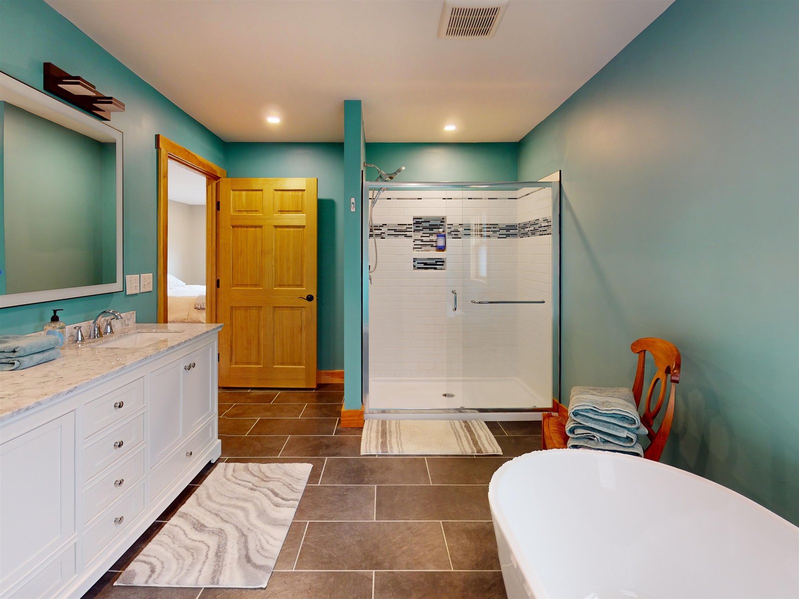 Primary en-suite bath