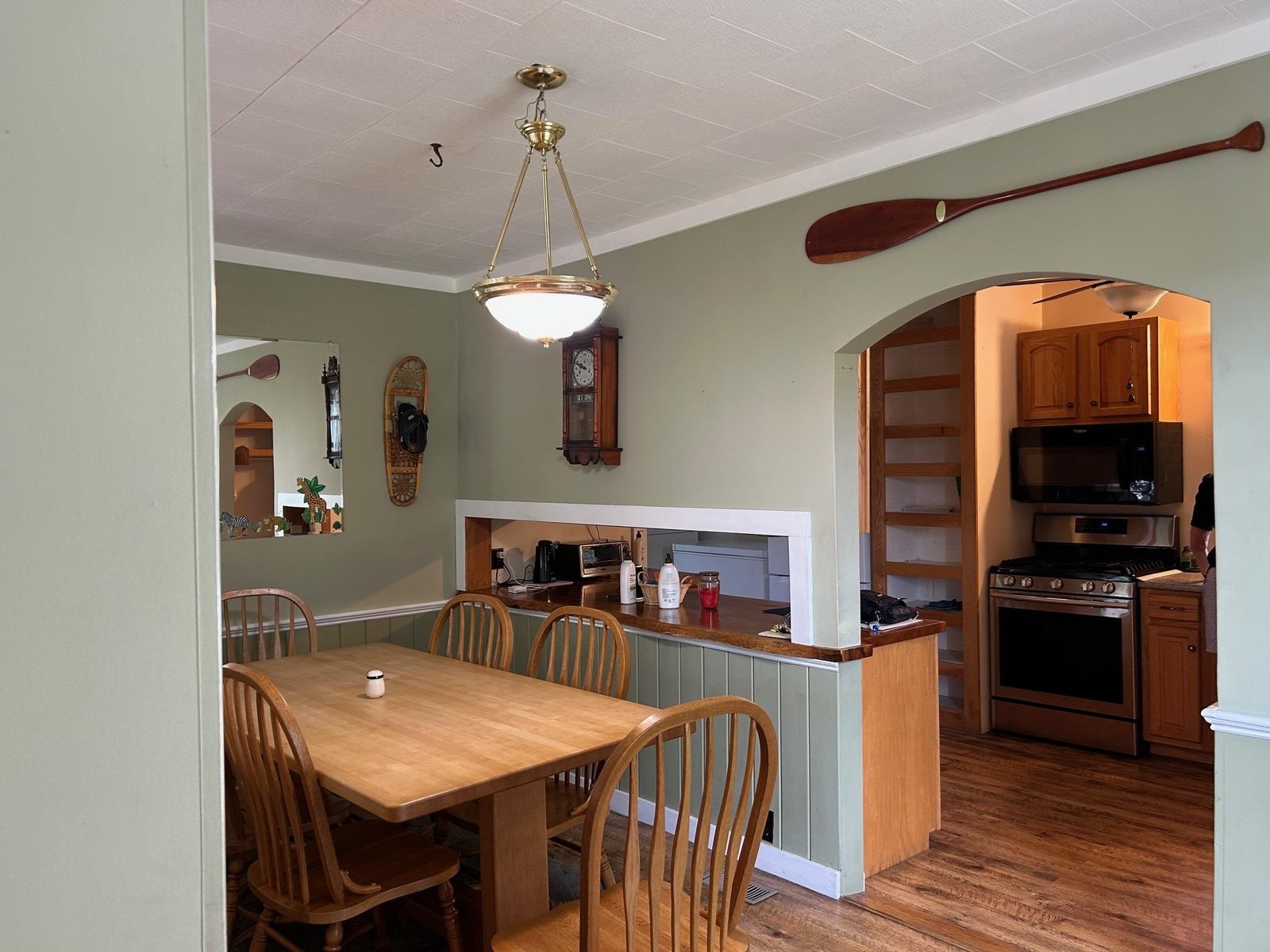 Dining to kitchen