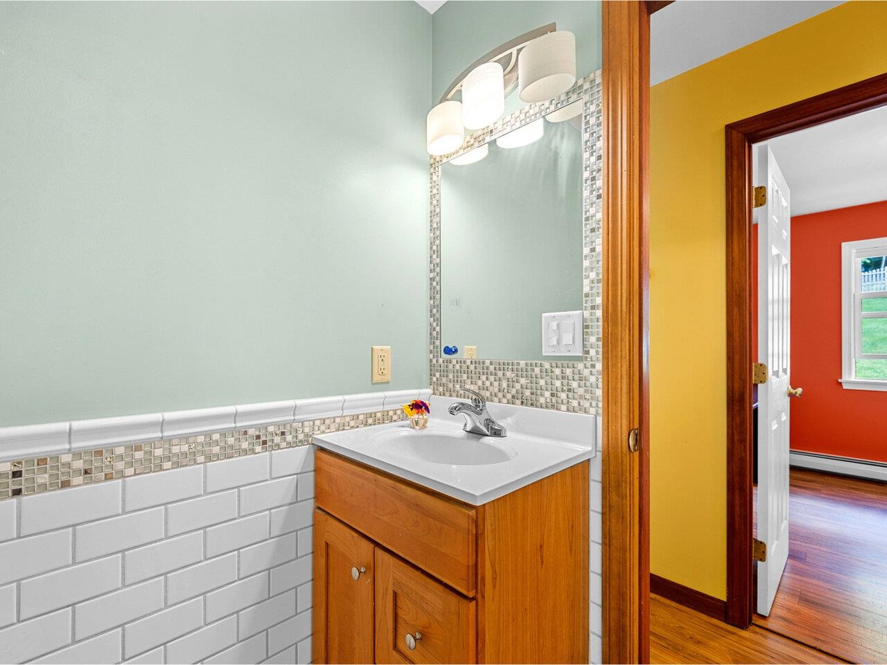 Full bath to bedroom 3