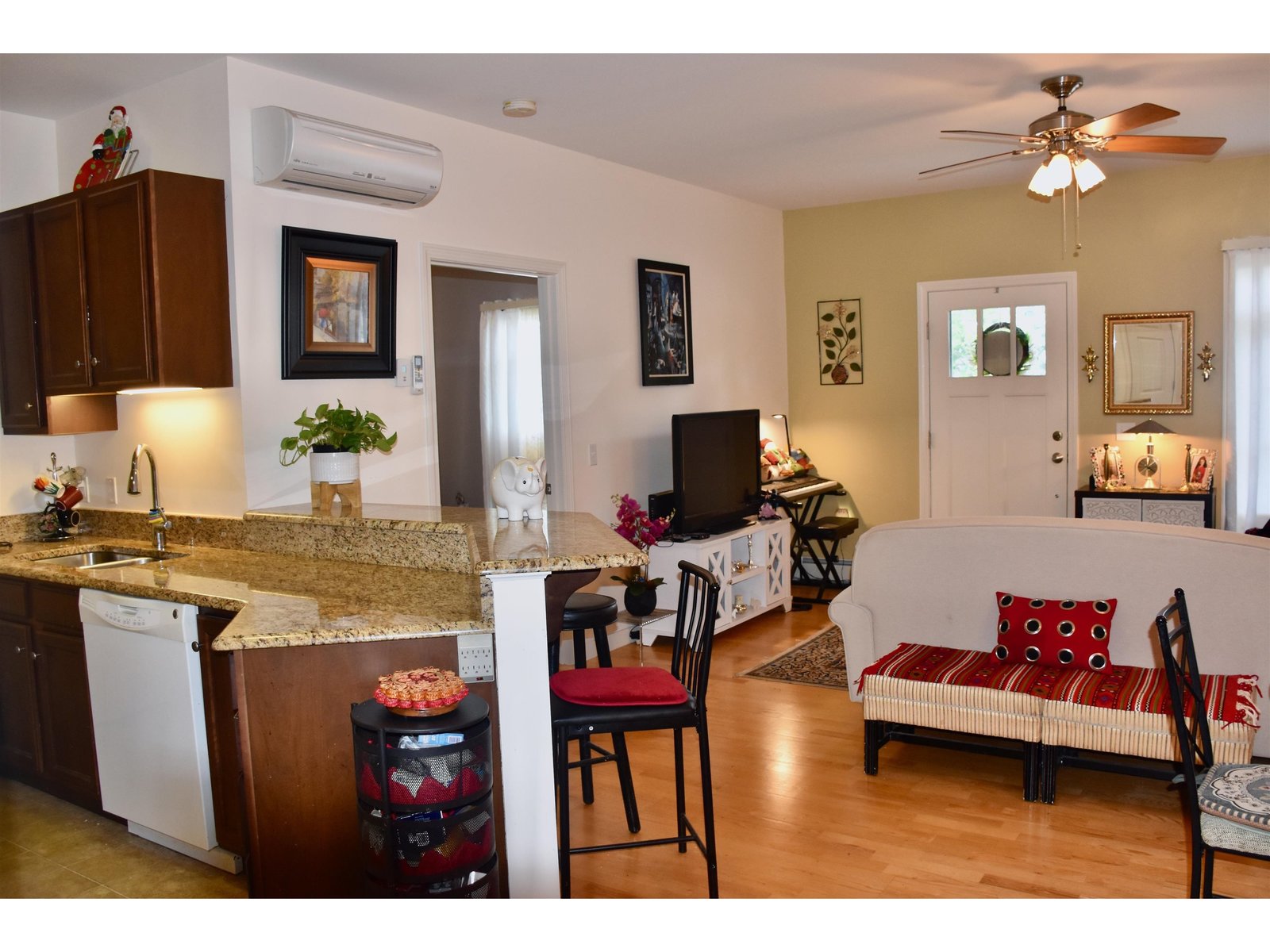 17 Madison Drive, Unit Unit 8 Triplex