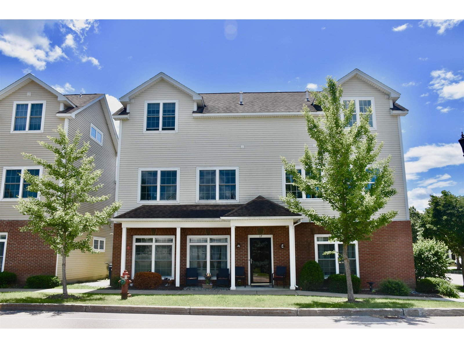 17 Madison Drive, Unit Unit 8 Triplex