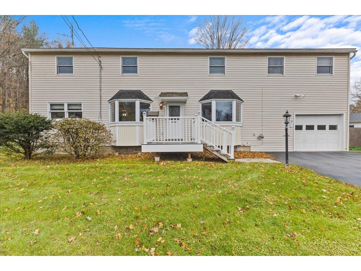 17 Moore Court, Burlington