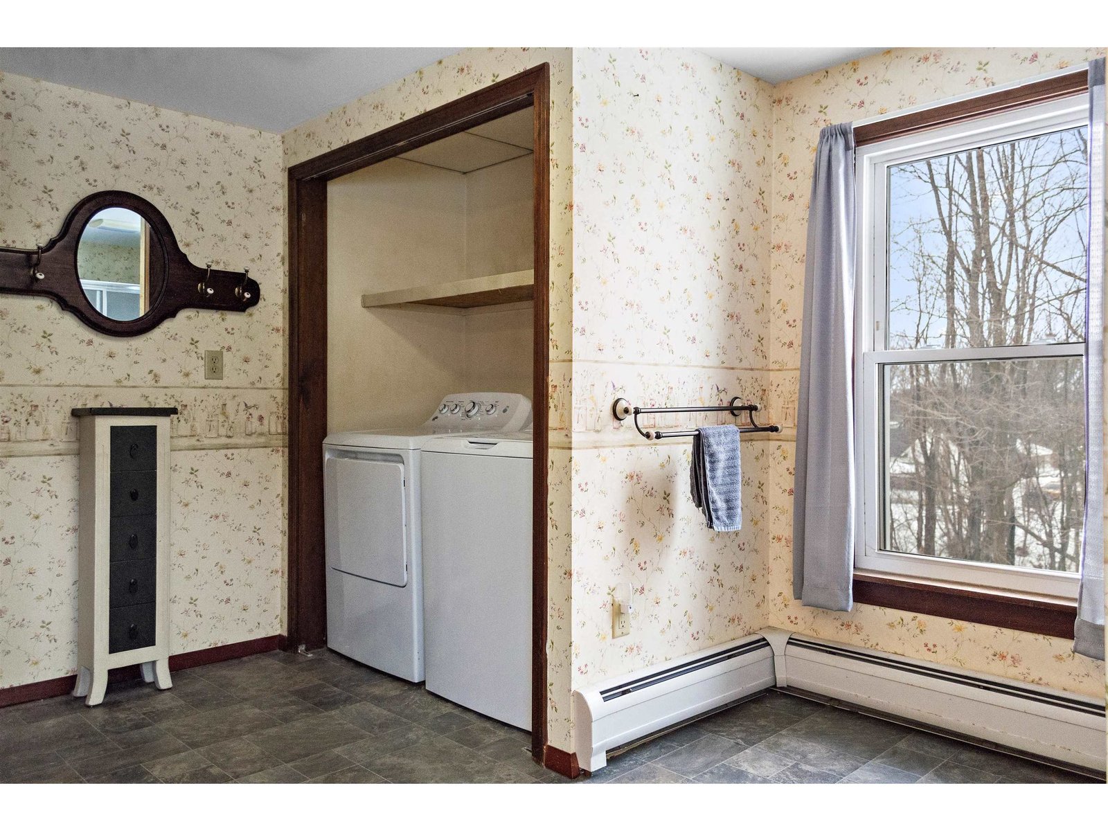 Full Bathroom w/ Laundry (2nd Floor)