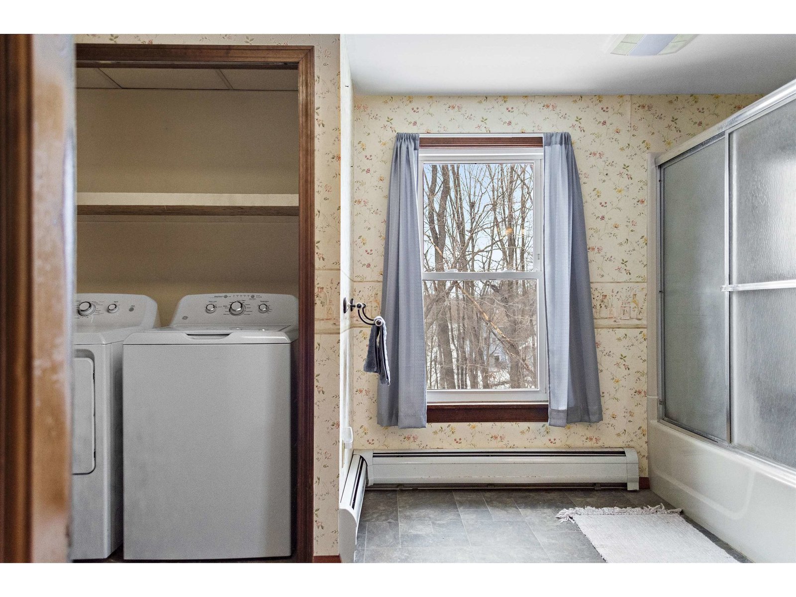Full Bathroom w/ Laundry (2nd Floor)