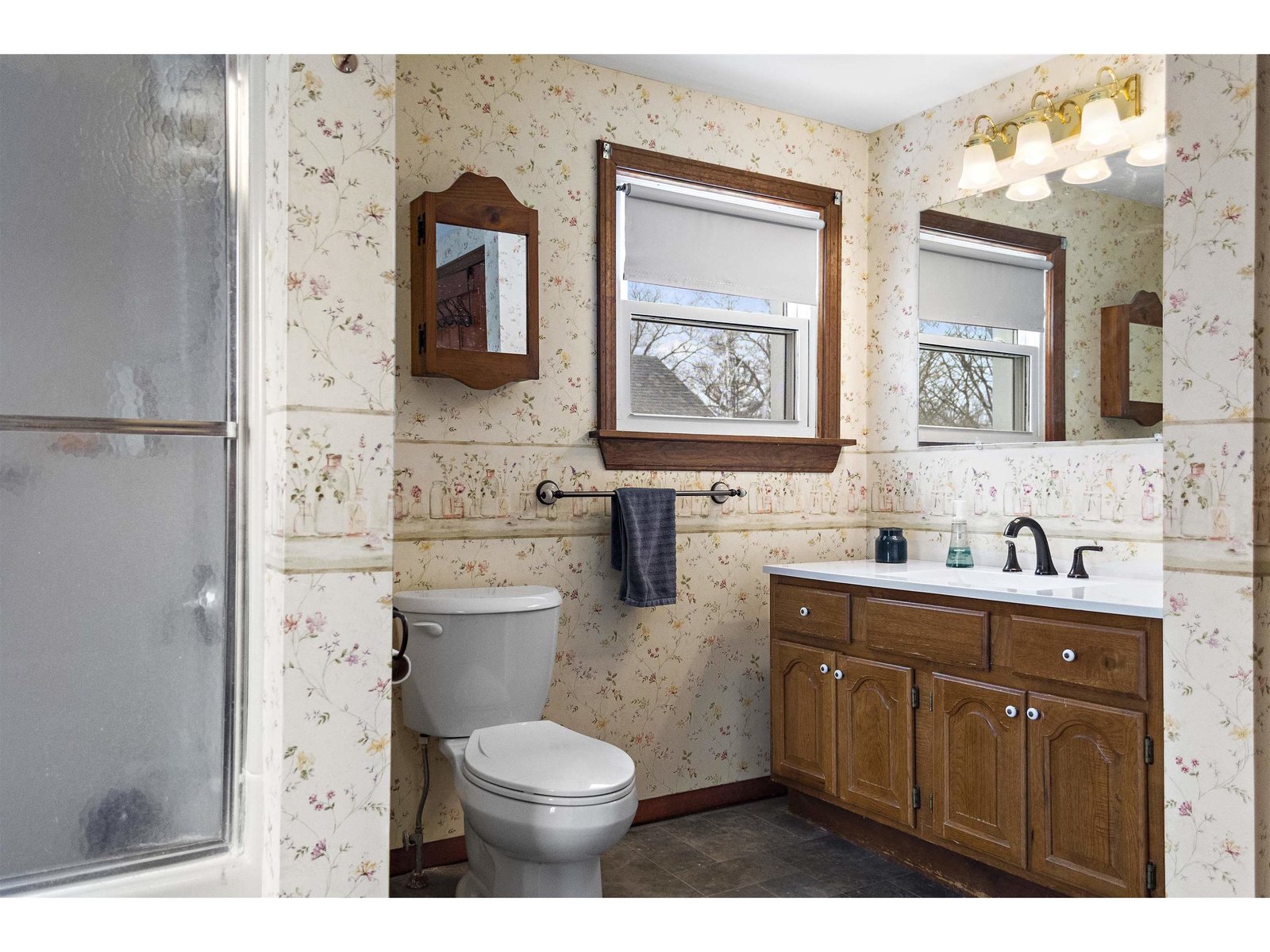 Full Bathroom w/ Laundry (2nd Floor)