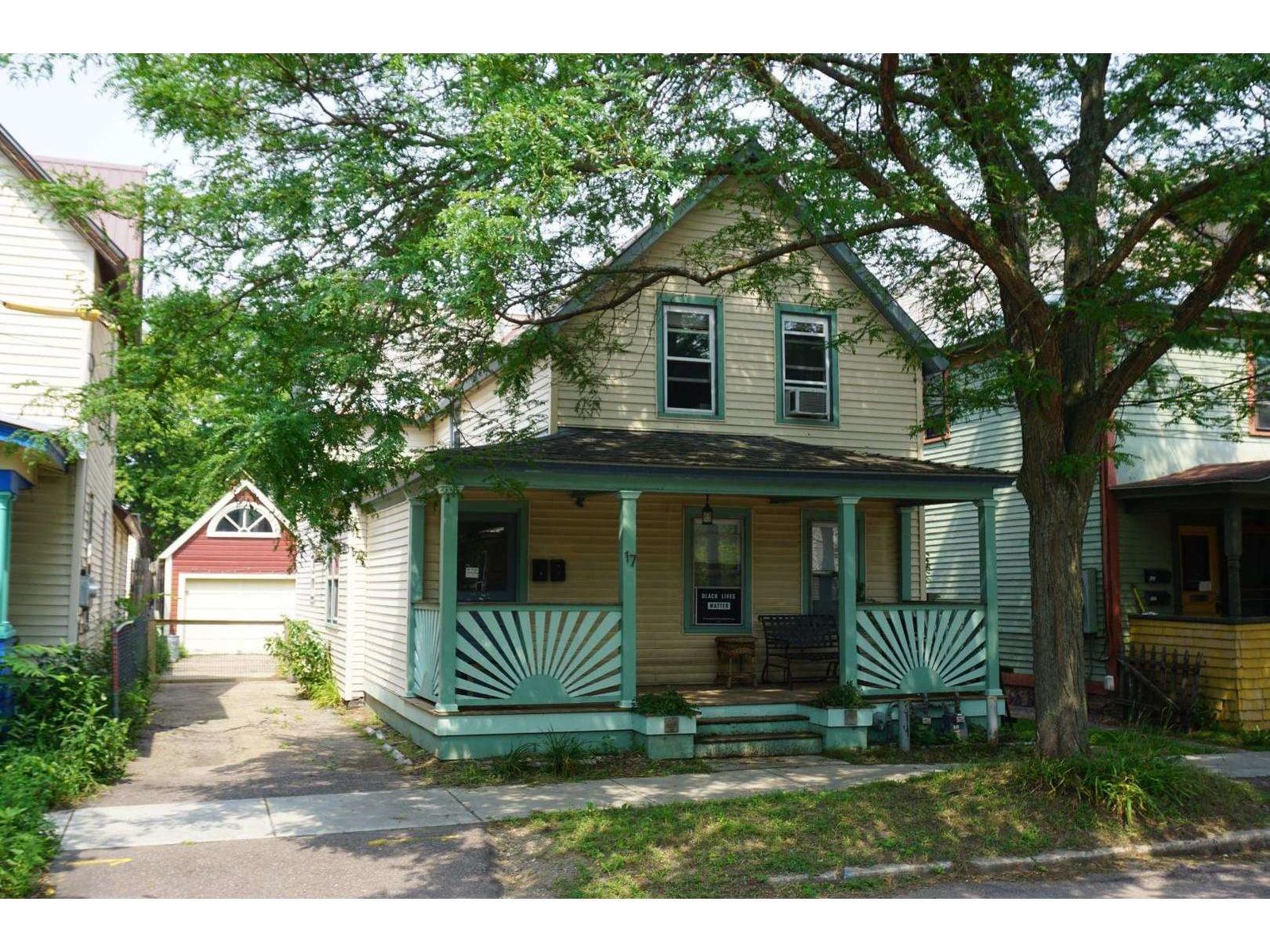 17 Saint Louis Street