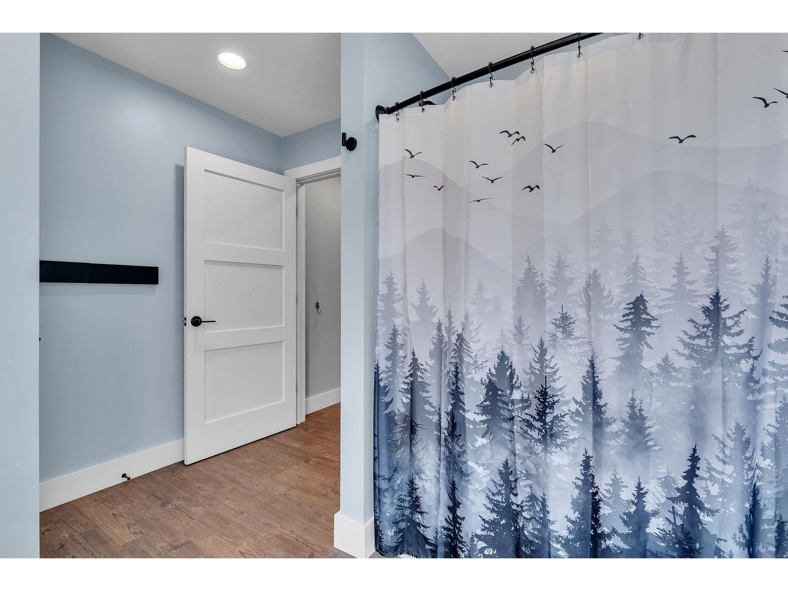 Large full bathroom w/storage