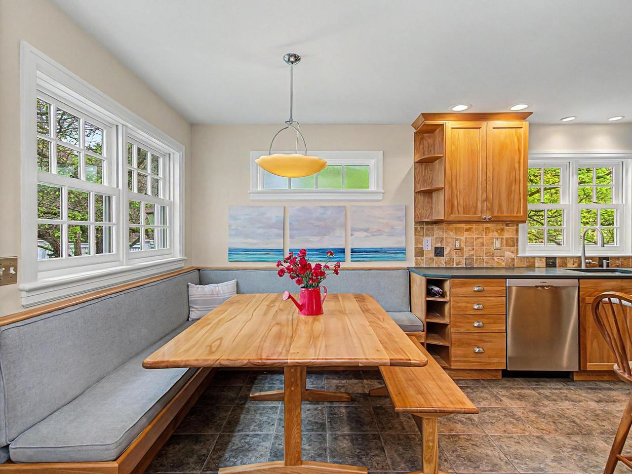 Built-in casual dining