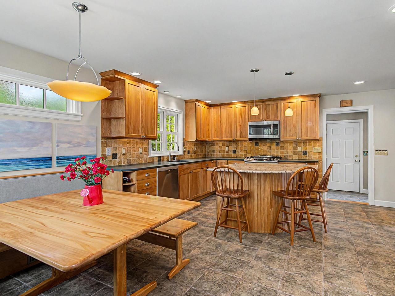 Open kitchen/dining