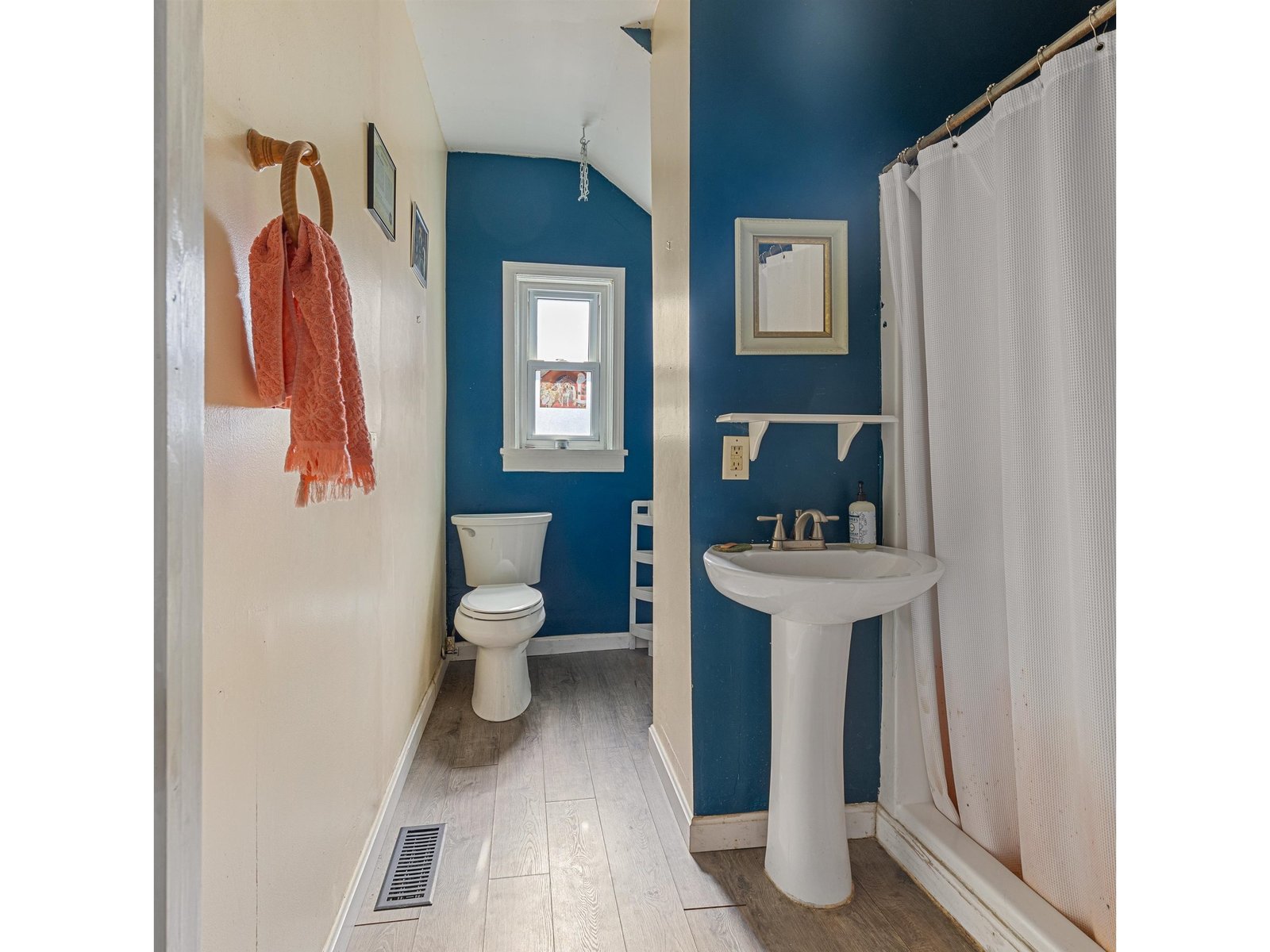 176 (Lower): 3/4 Bathroom