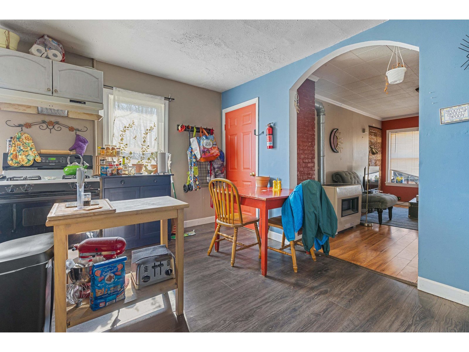 174 (Upper): Kitchen/Dining