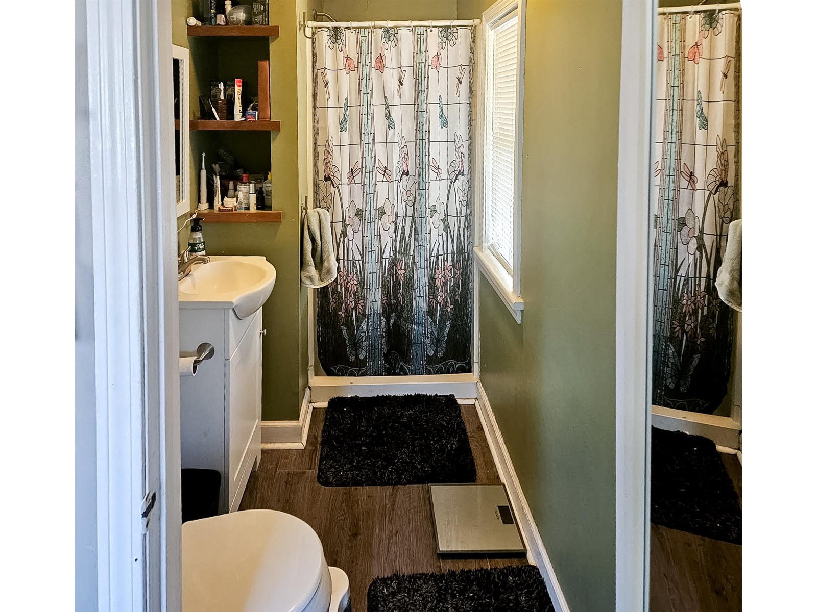 174 (Upper): 3/4 Bathroom