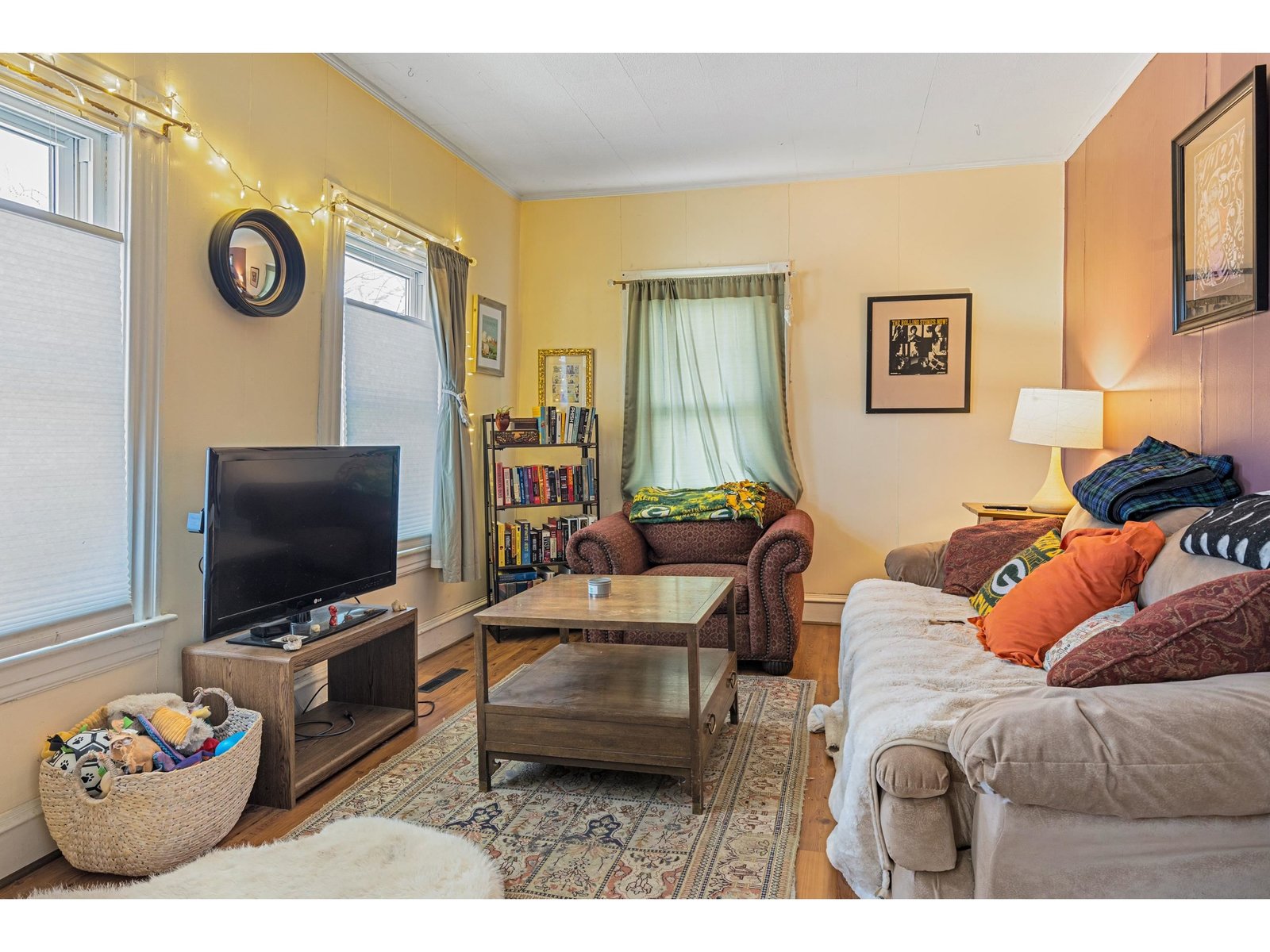 176 (Lower): Living Room