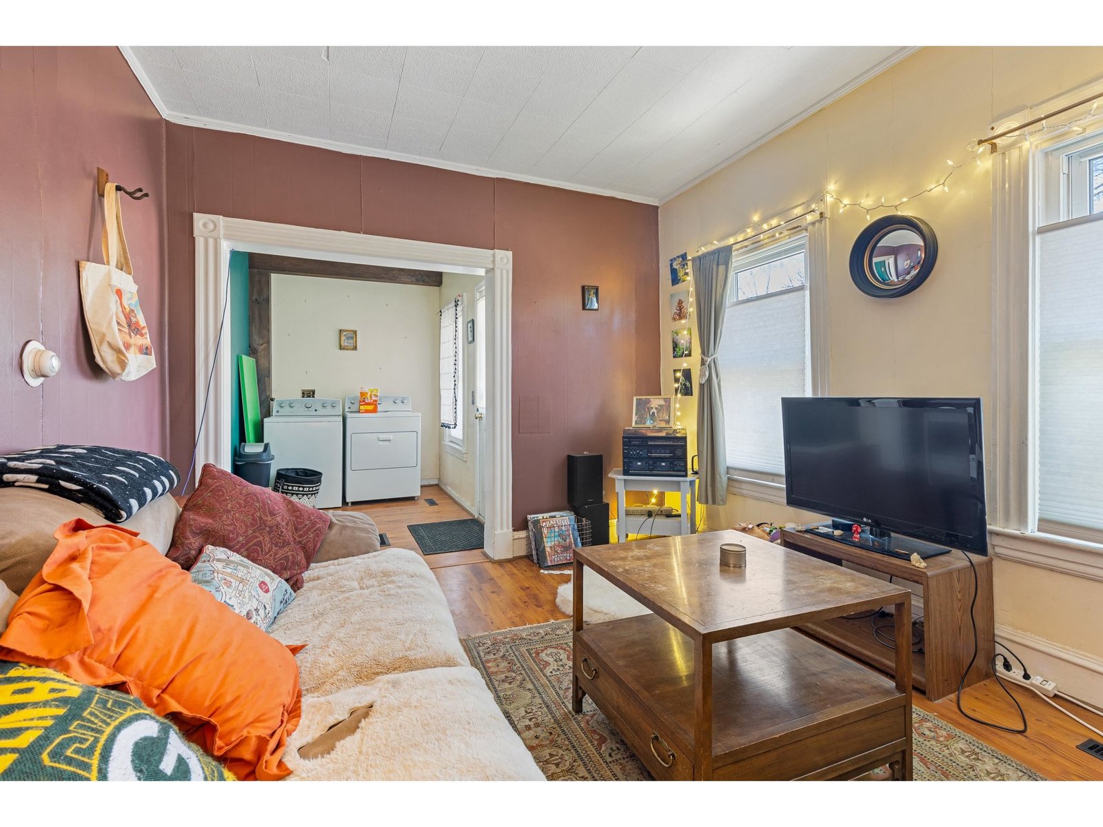 176 (Lower): Living Room