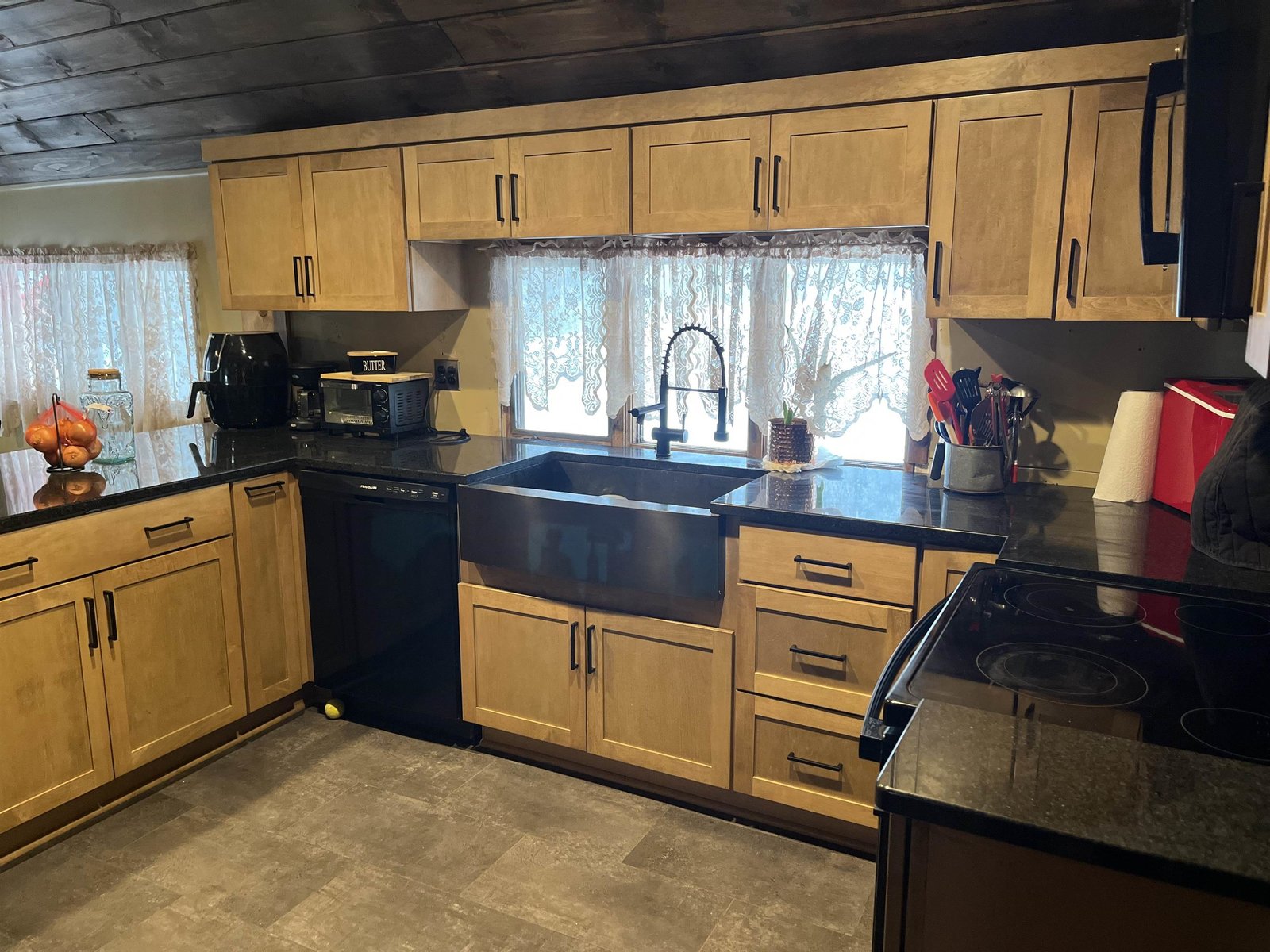 Dining to kitchen