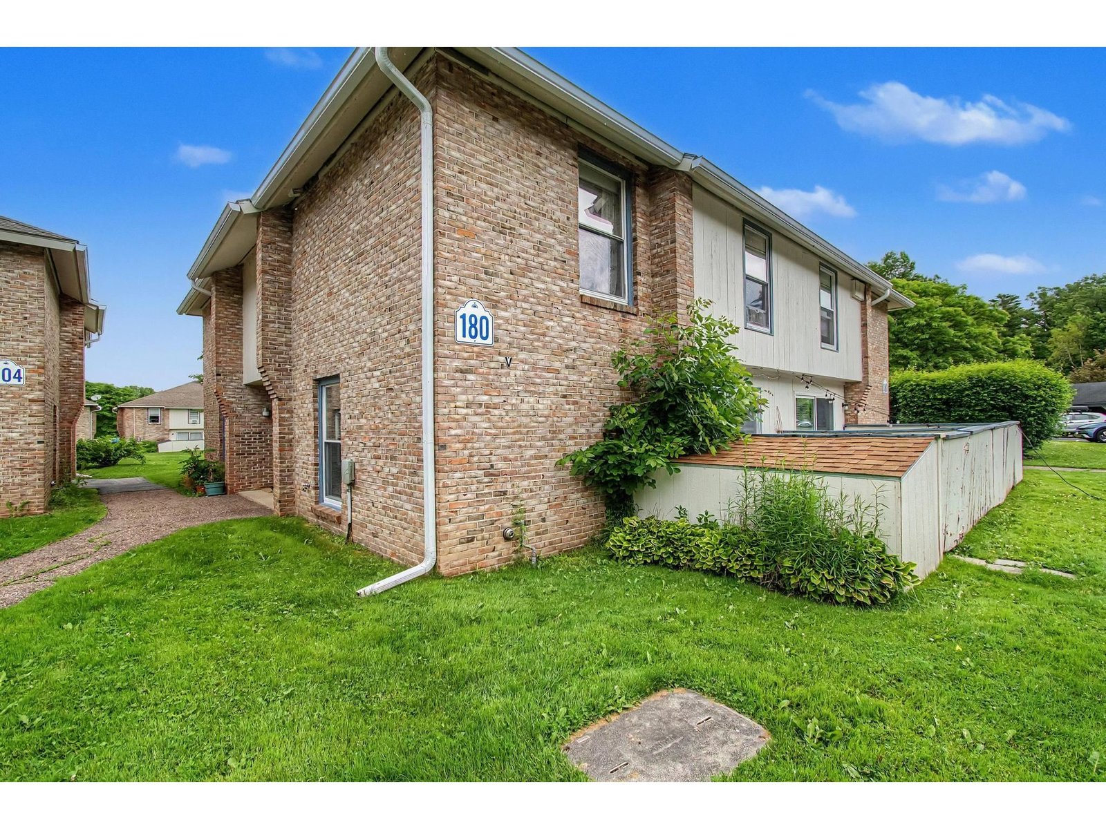 180 Ledgewood Circle, Burlington