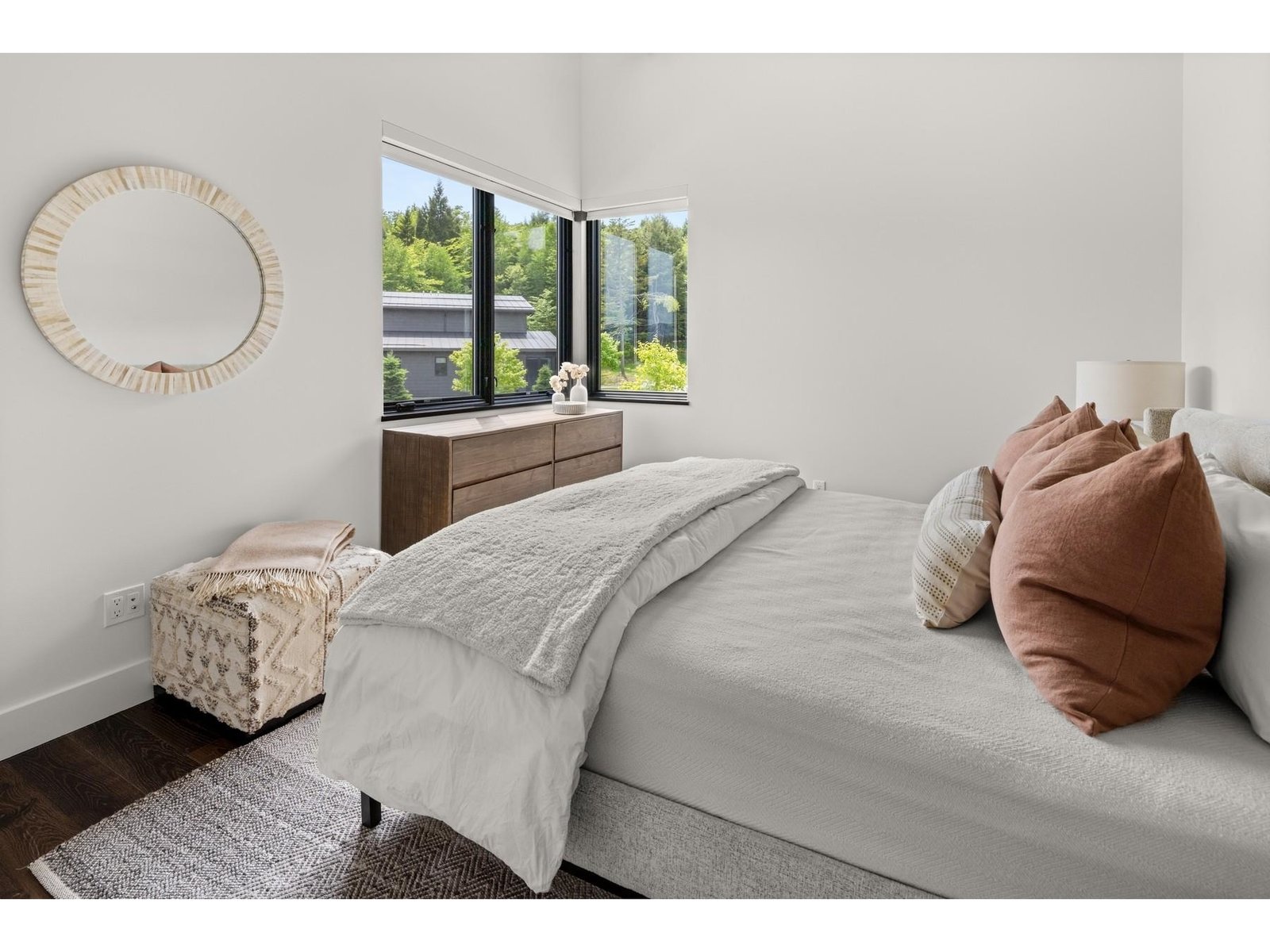 2nd Floor - guest bedroom #1 - View on the road