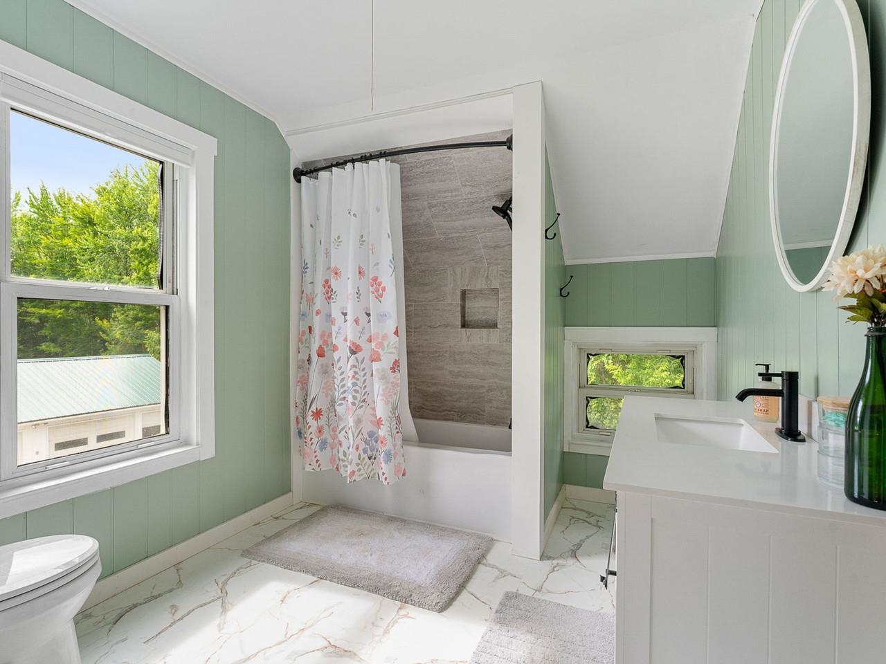 2nd floor full bathroom
