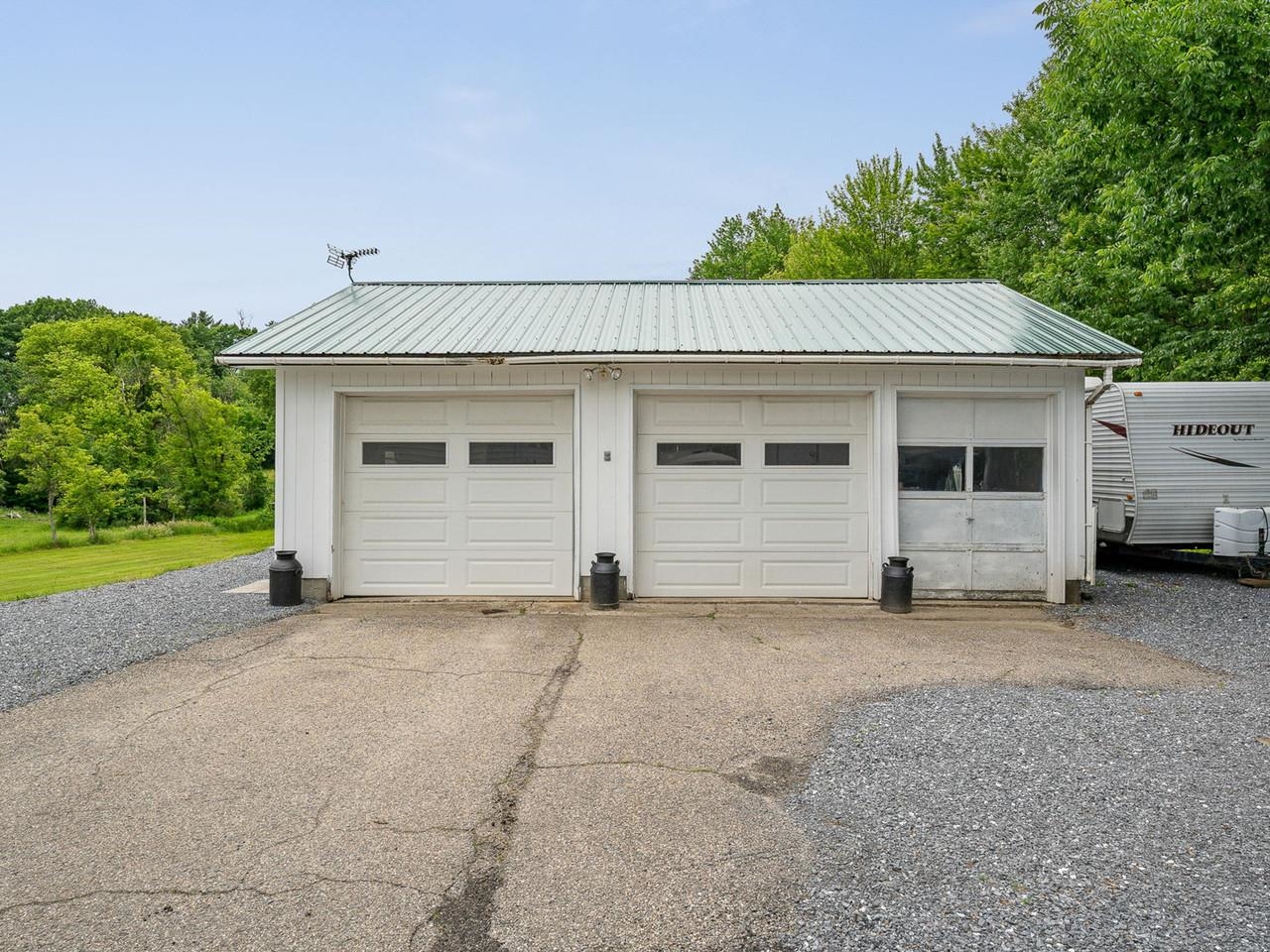 Oversized 2-car garage