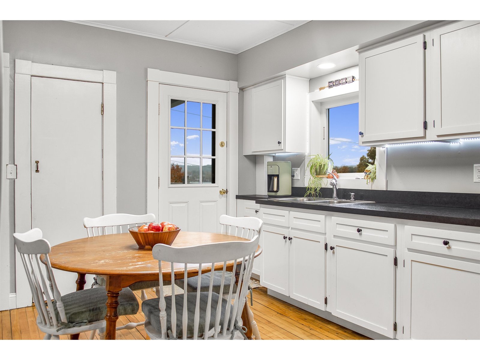 Eat-In Kitchen