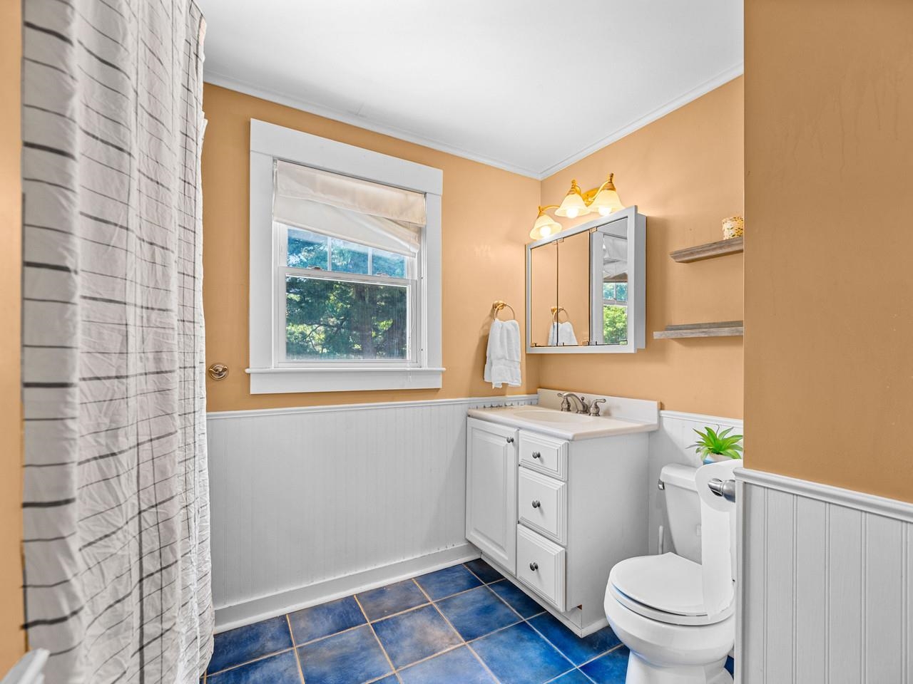 Upstairs full bath