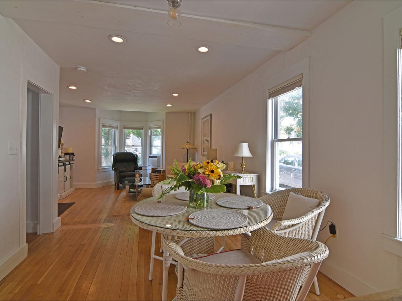 Easy flow living to dining