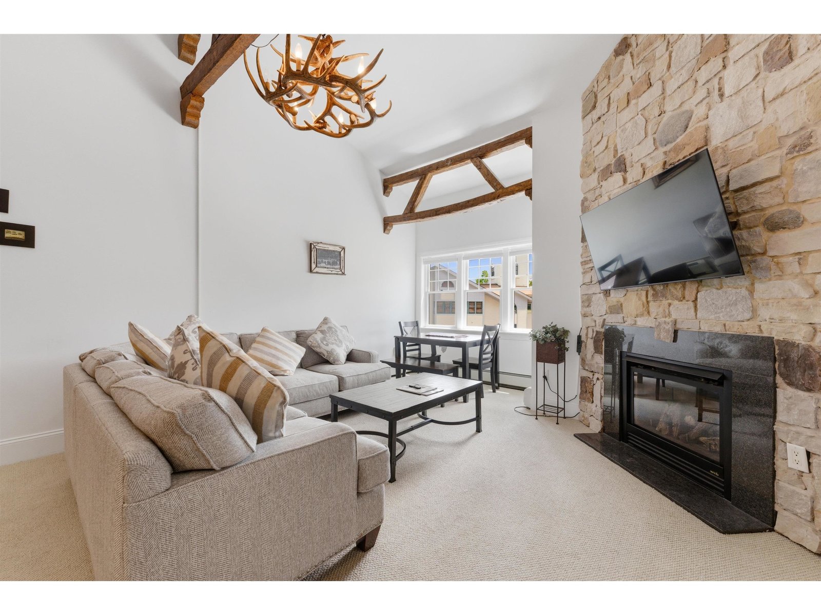 19 Village Lodge Road, Unit 409