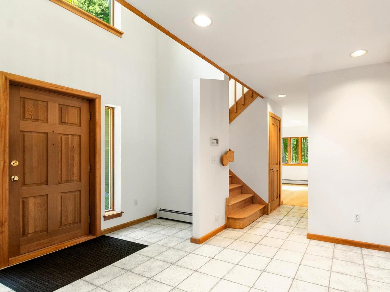 Front foyer w/vaulted ceiling