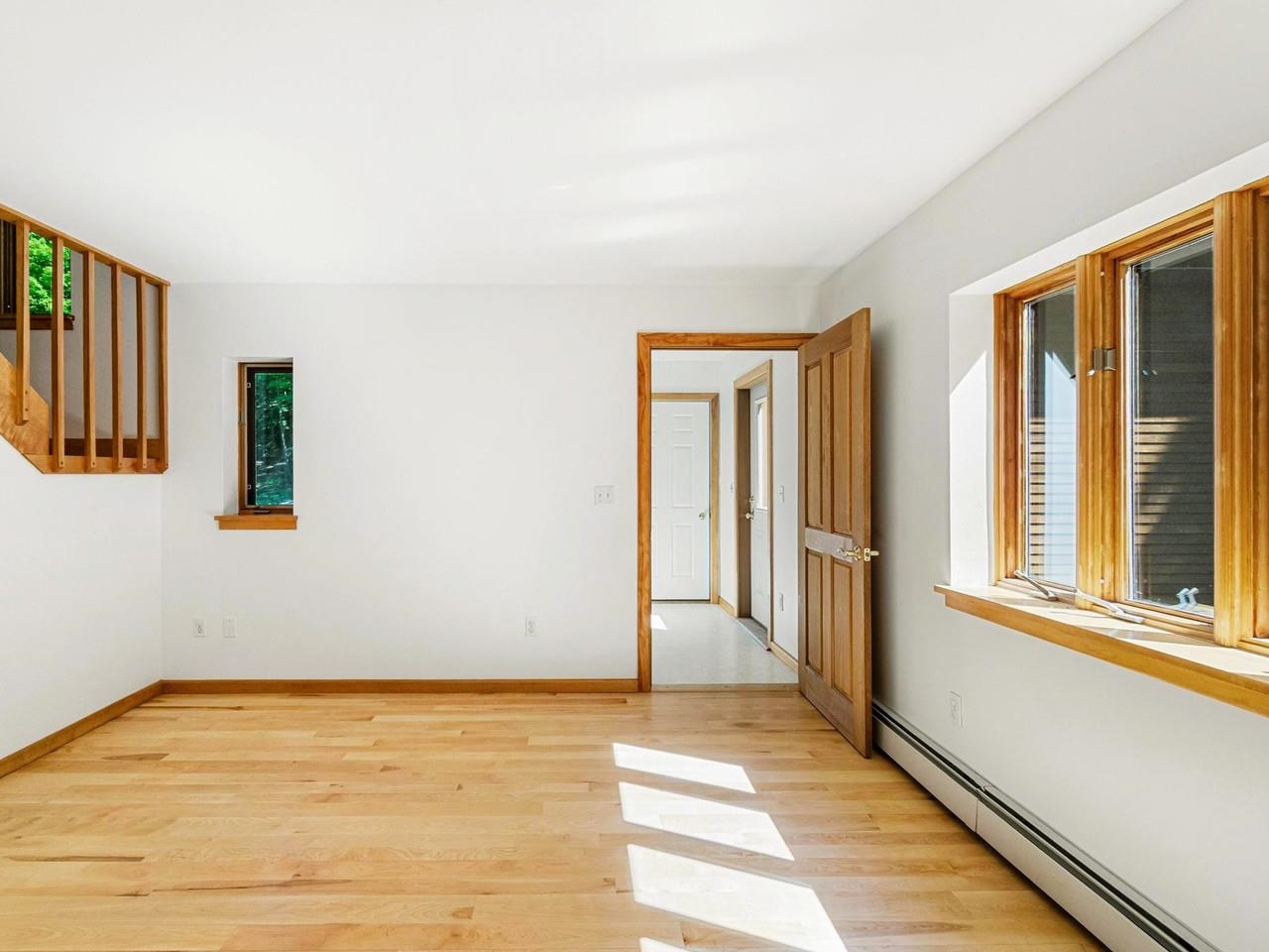 Sunny, bright room w/hardwood