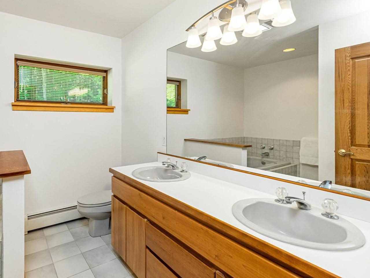 Primary bath w/double vanity