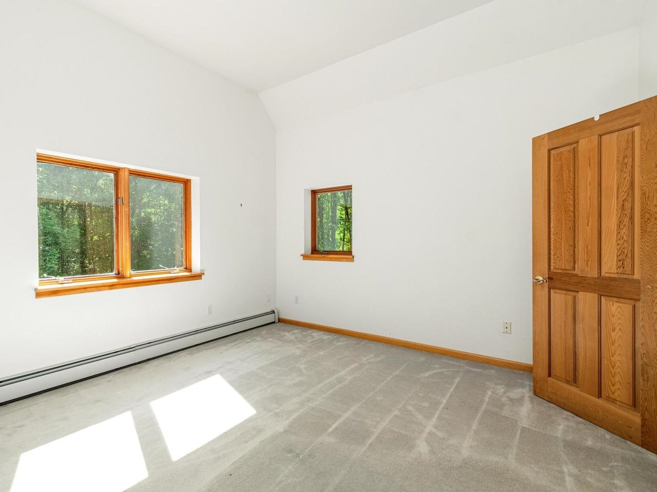 3rd bedroom w/carpeting