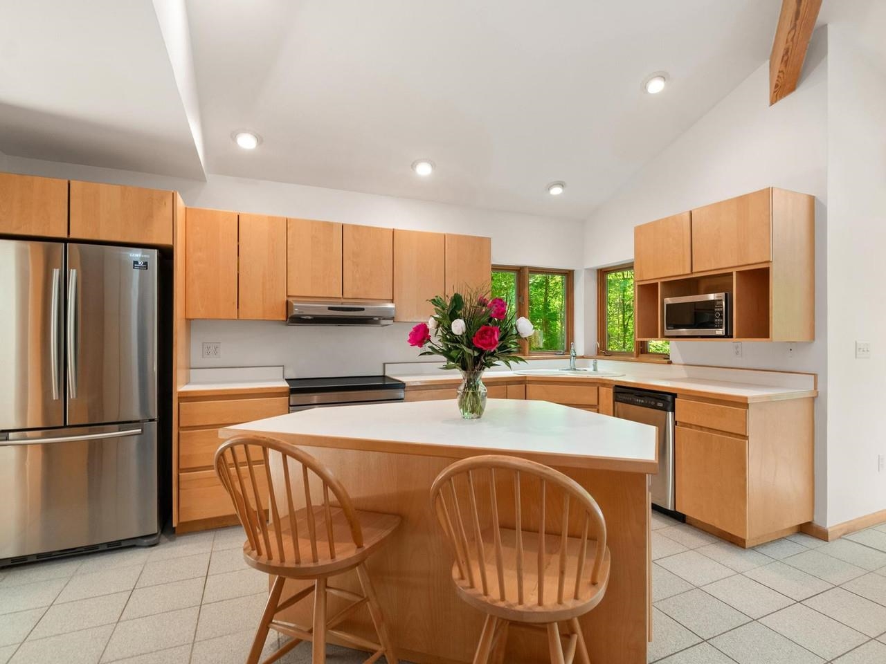 Large kitchen w/center island