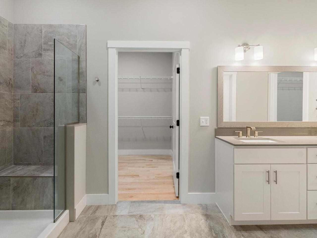 Elegant bath with tile shower