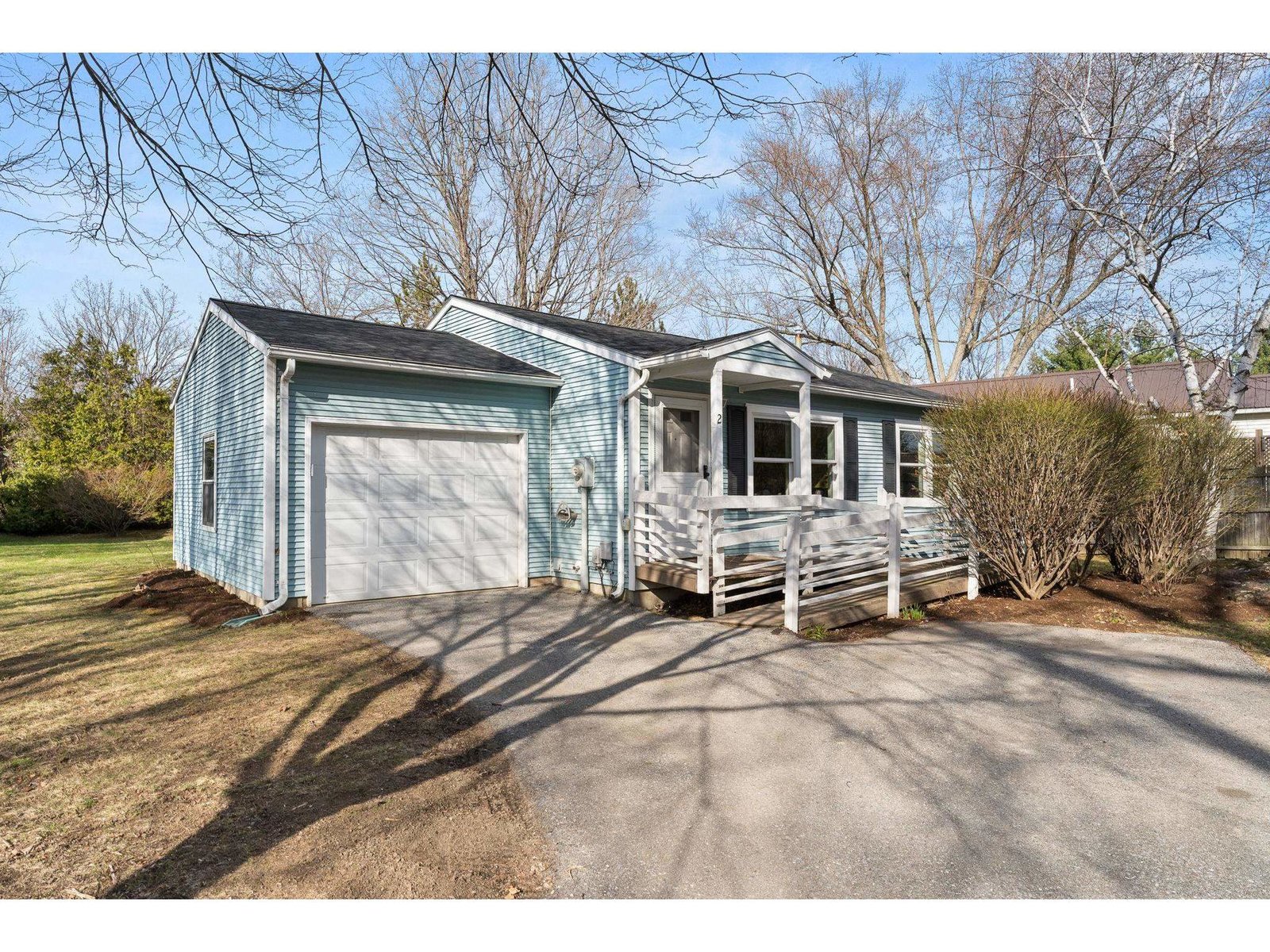 2 Arthur Court, Burlington