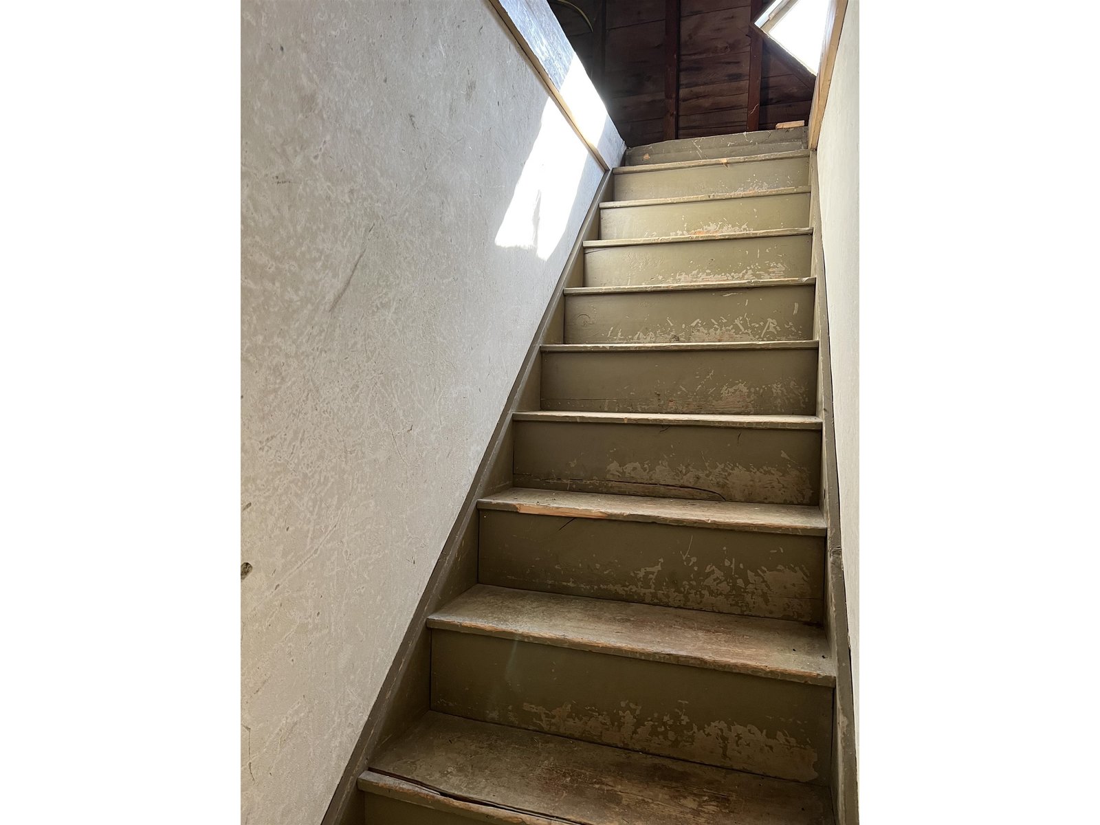 3rd Floor Walkup Attic