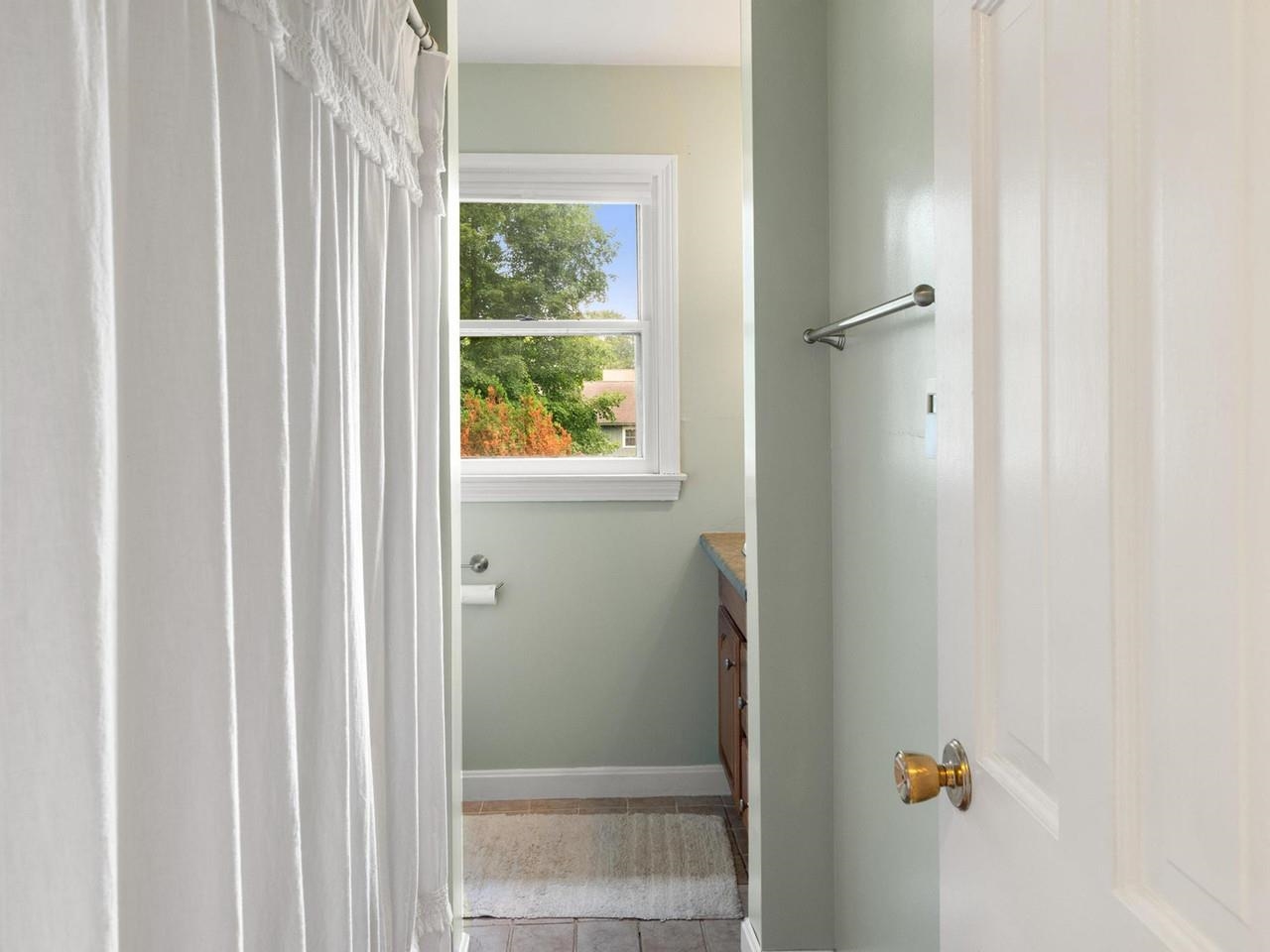 Upstairs full bath