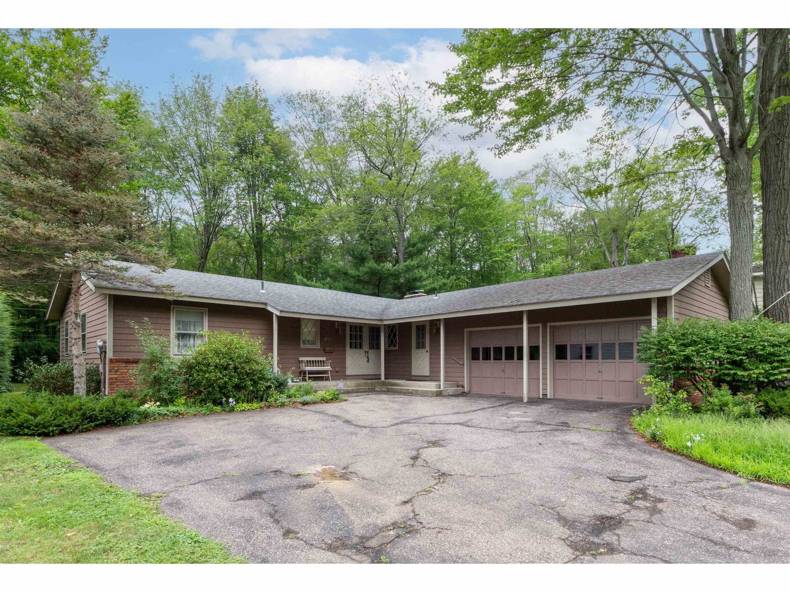 200 Lakewood Parkway