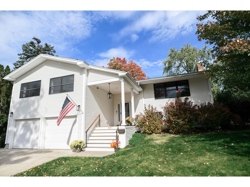 201 Crescent Beach Drive, Burlington