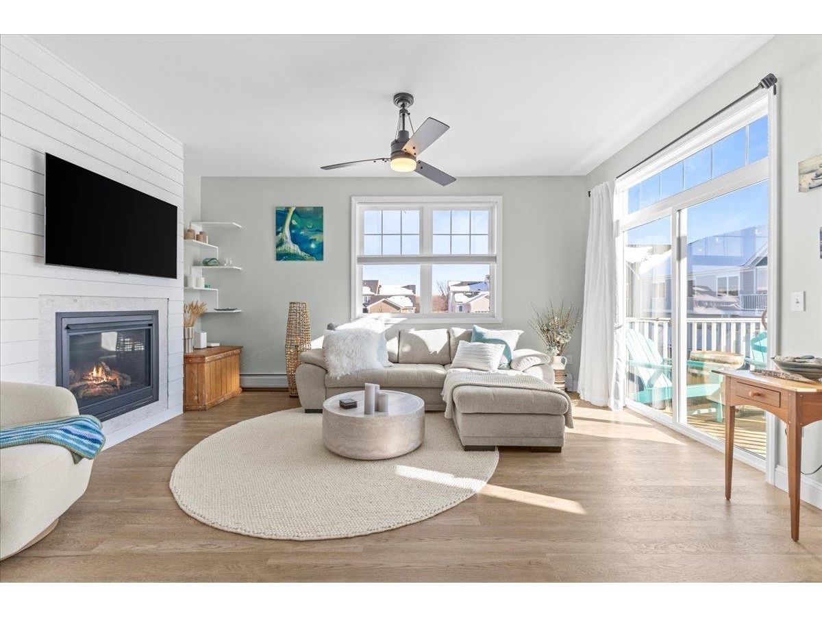201 Holland Lane, Unit 7