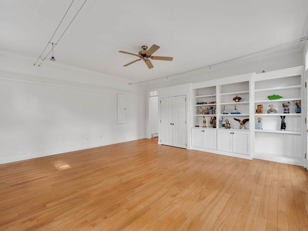 Family Room w/Built-ins