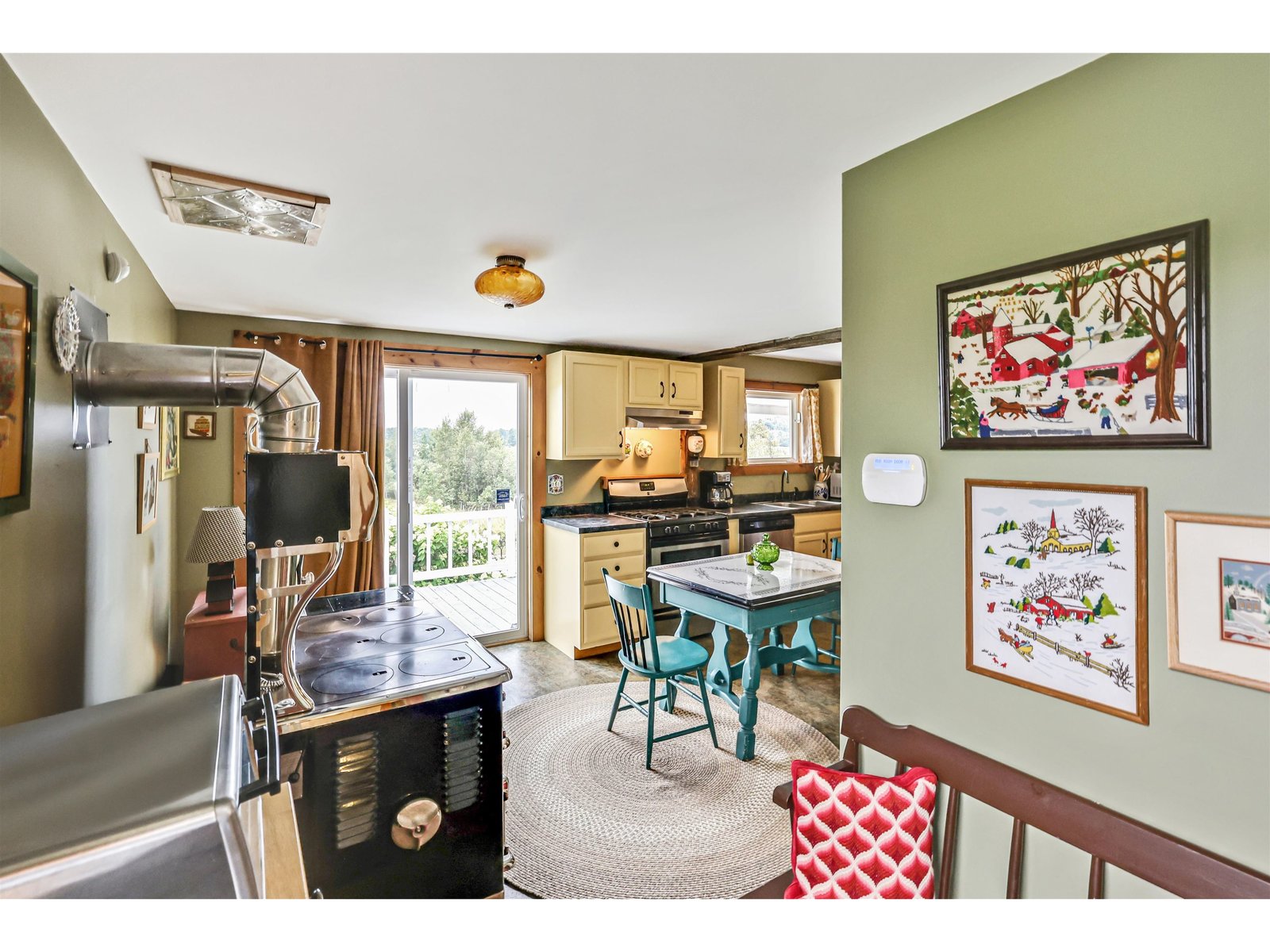 Come on in to this cozy kitchen