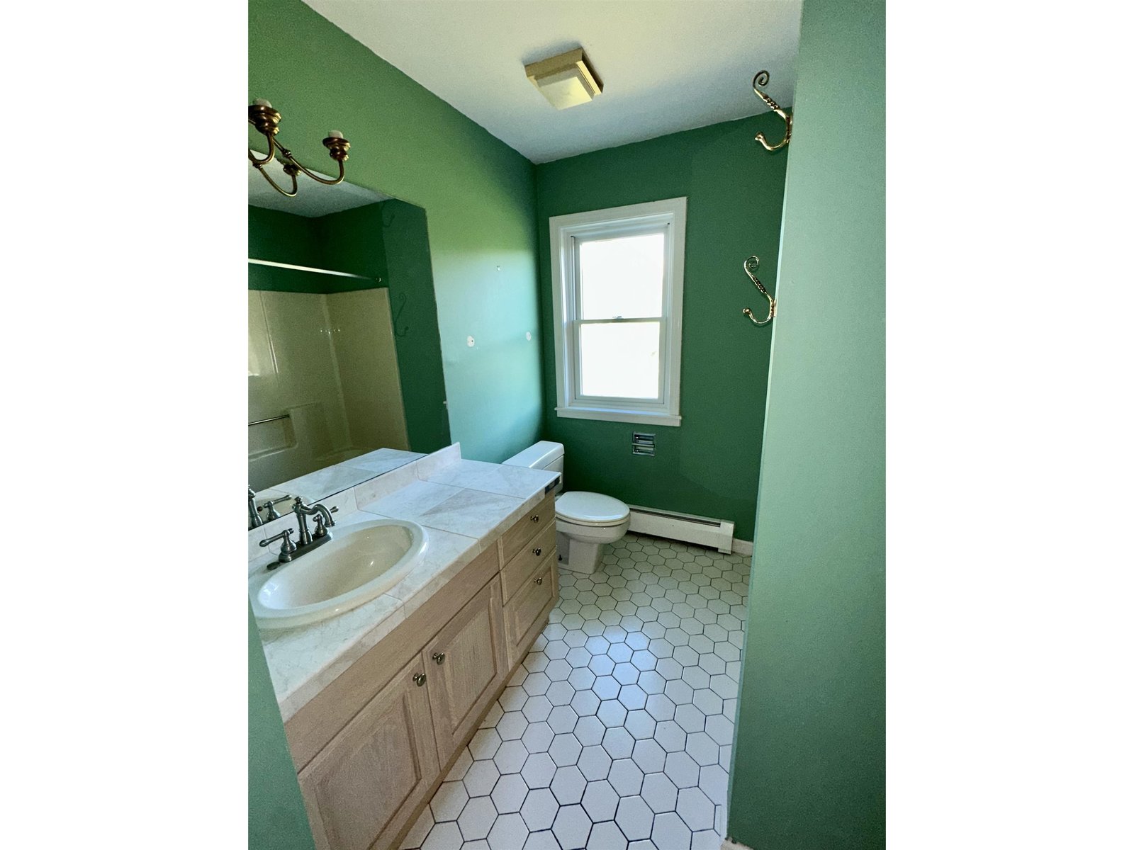 Guest Full/Hall Bath