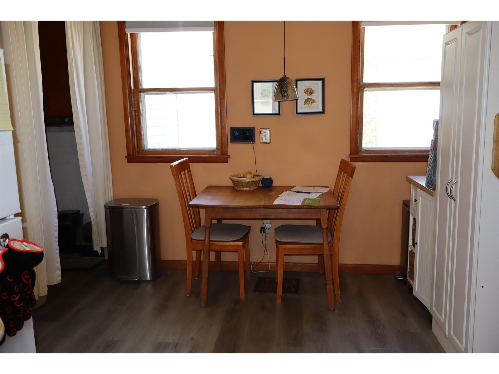 eat-in kitchen