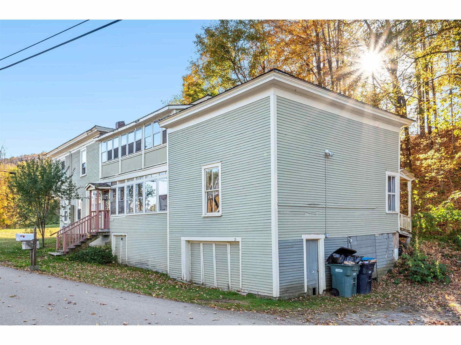 21 River Road W