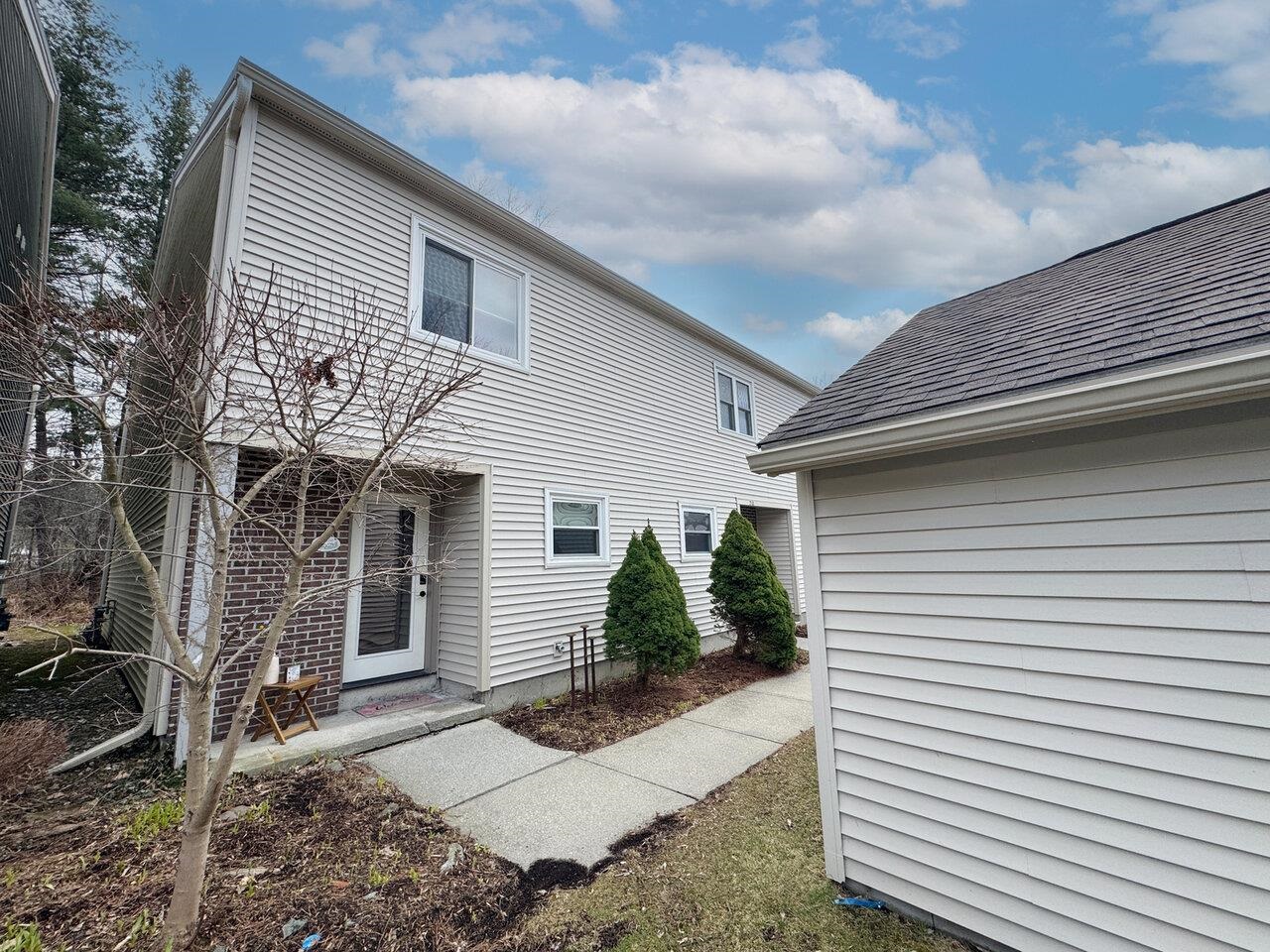 212 Locust Hill, Shelburne