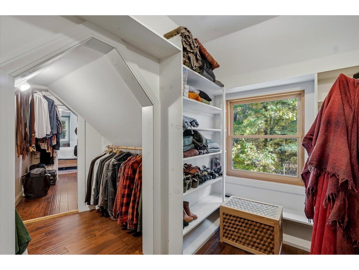 Master Bed Walk In Closet
