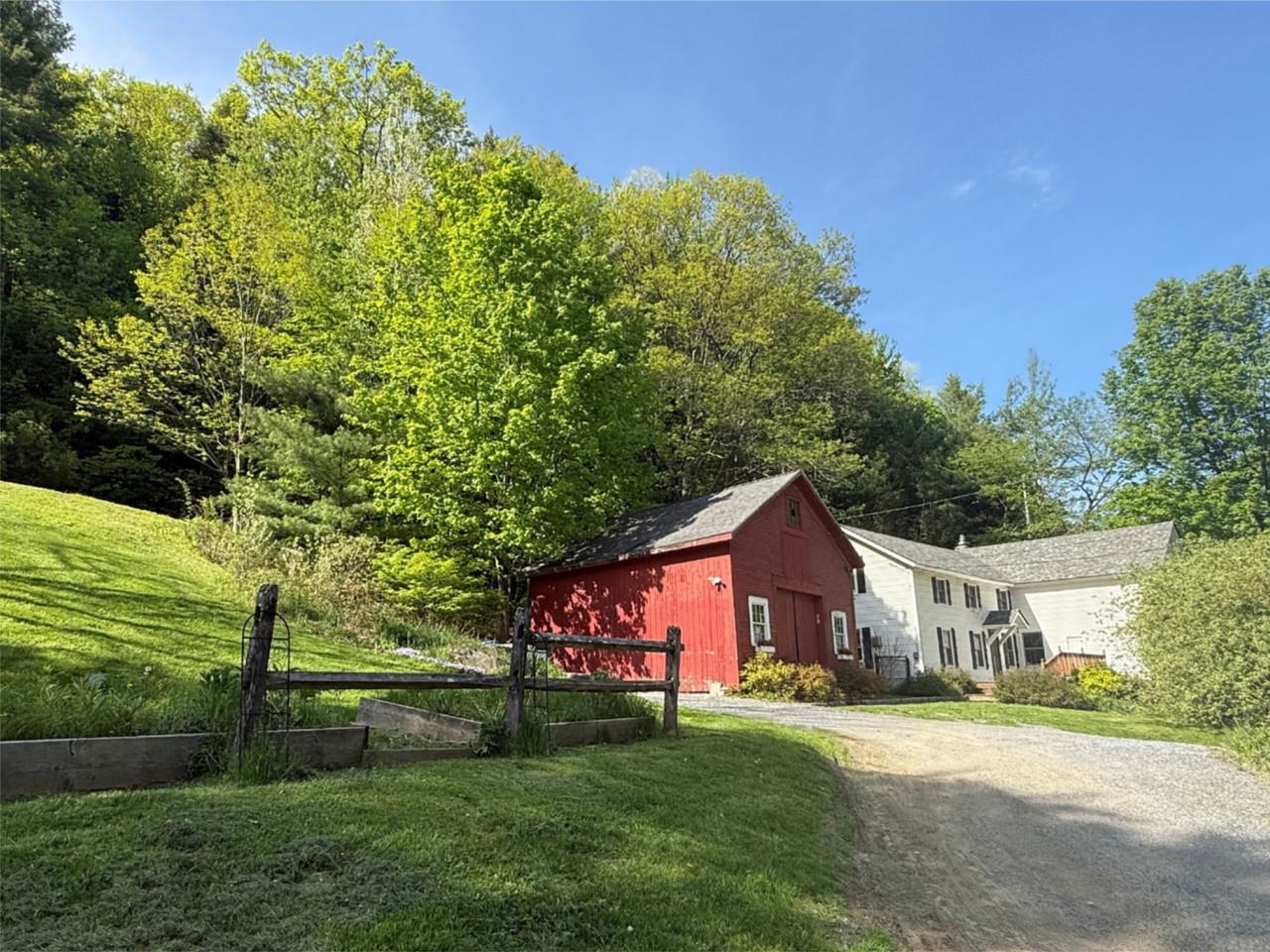 Williston Farmhouse-4.7 Acres