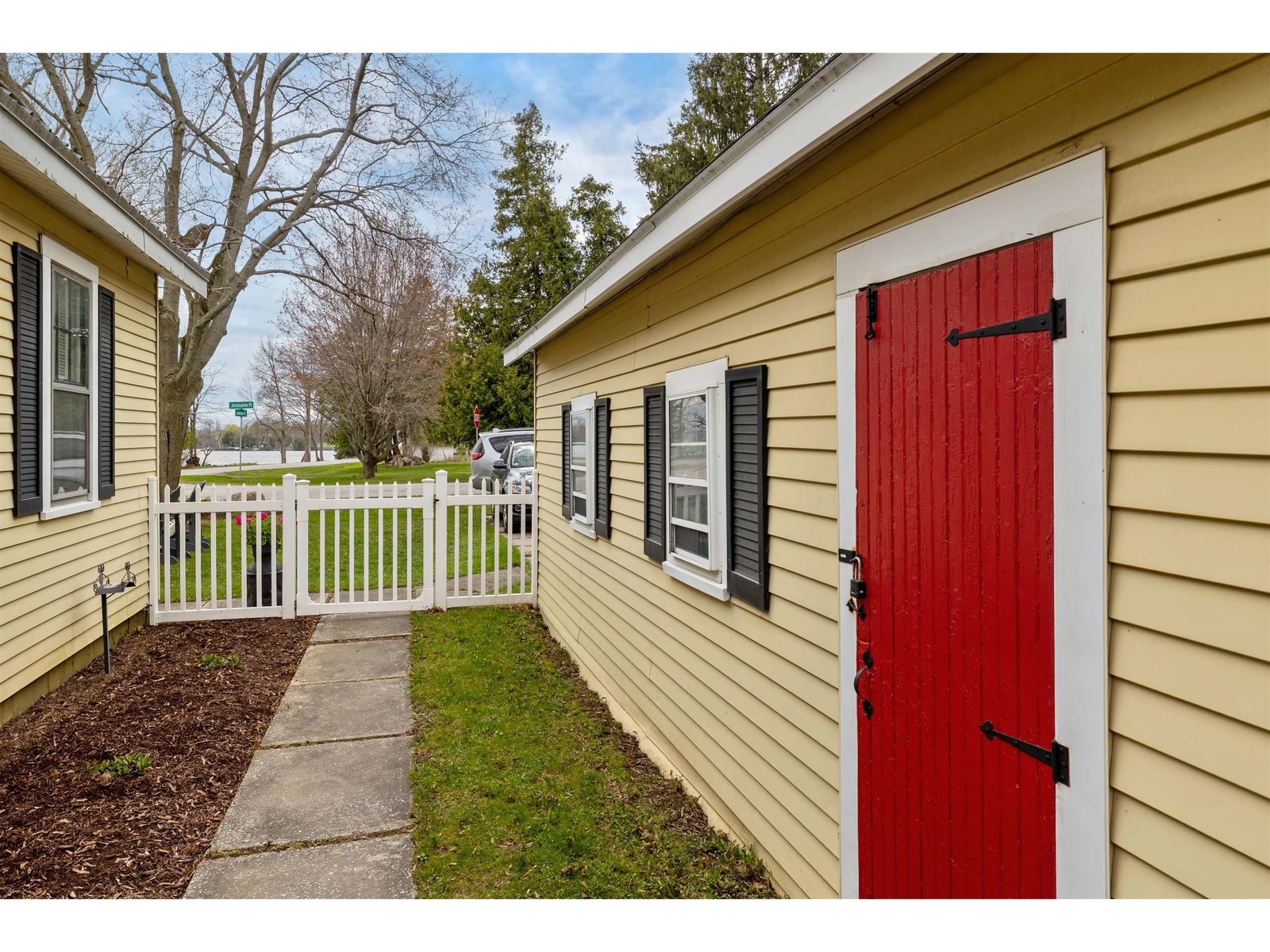 215 Lakeview Drive