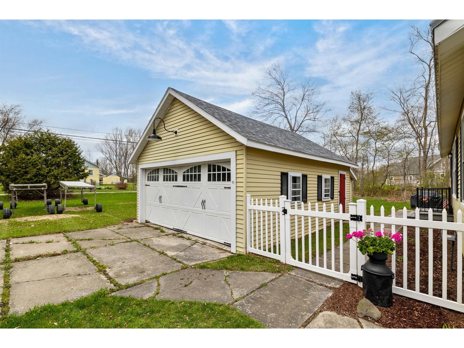 215 Lakeview Drive